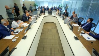 Governador em exercício se reúne com prefeitos para ouvir demandas dos municípios fluminenses