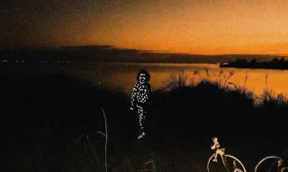 Exposição reelabora terror com obras de artistas LGBT+ em Fortaleza