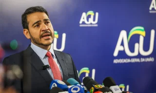 Ministro da AGU reforça importância do Estado laico e CNBB rebate acusações de candidato à presidência