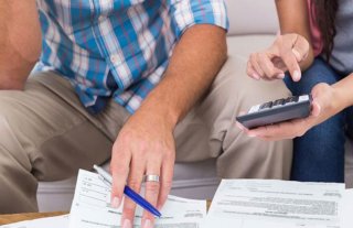 Endividamento das famílias alcançou 49,8% em maio. Veja como economizar
