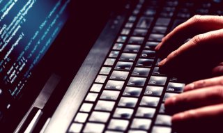 Falsos anúncios sobre Desenrola Brasil enganam usuários nas redes